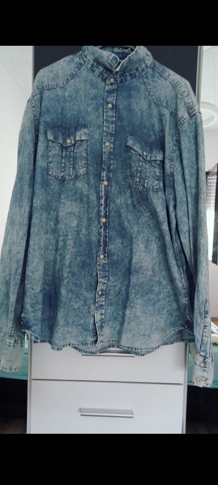 Blaues Jeanshemd