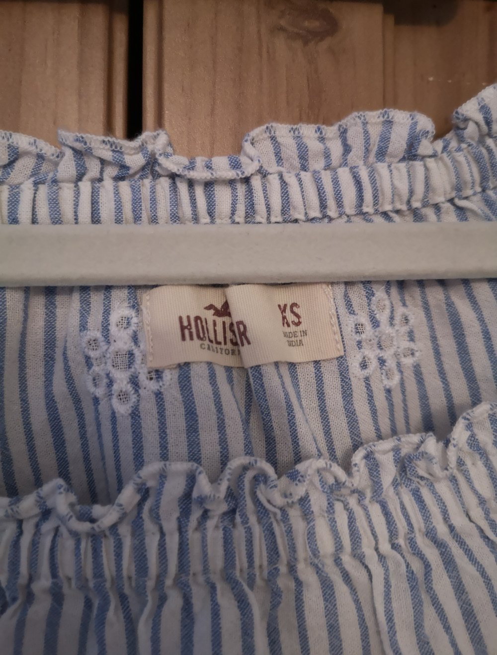Sehr schönes weiß-blau gestreiftes T-shirt
