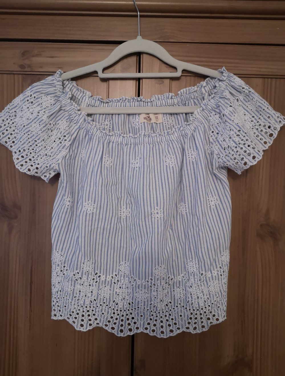 Sehr schönes weiß-blau gestreiftes T-shirt