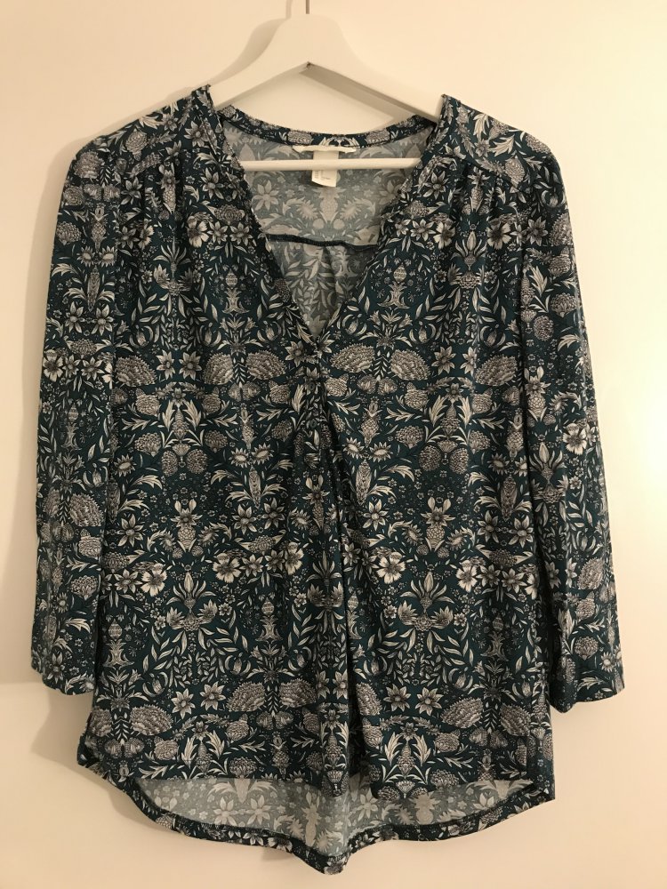 Dunkelgrünes Shirt mit Muster