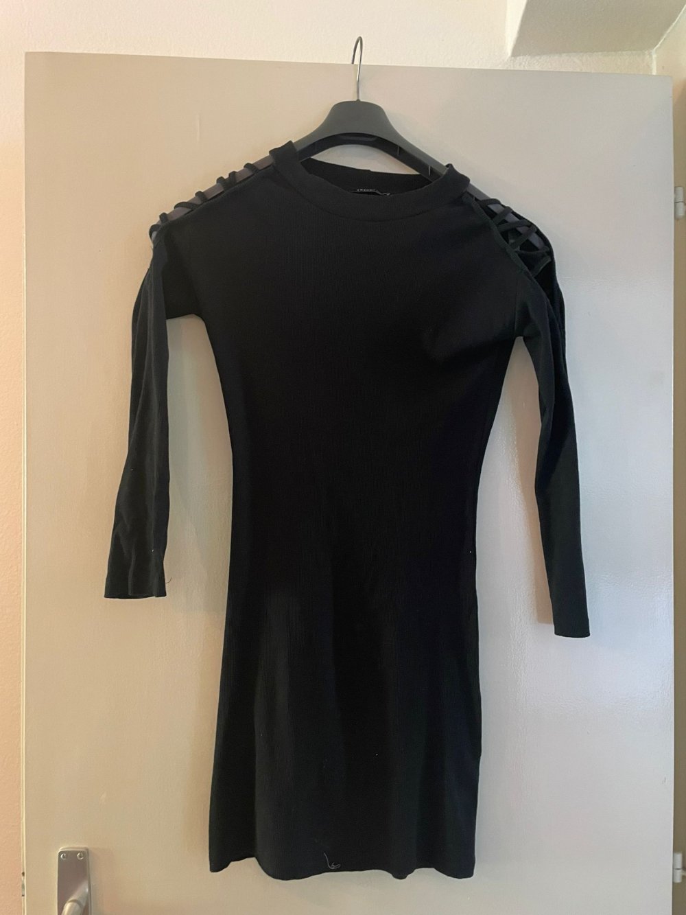 Schwarzes Kleid