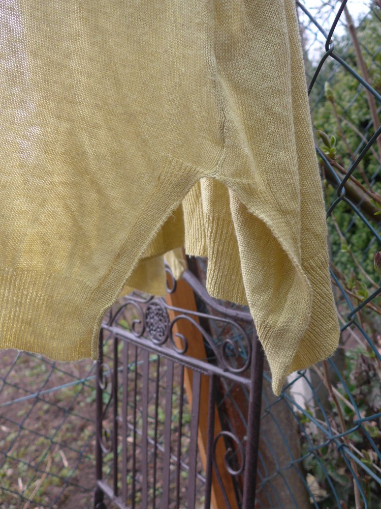 Coole lange Strickweste mit Taschen und langen Schlitzen, in senfgelb von Quiero