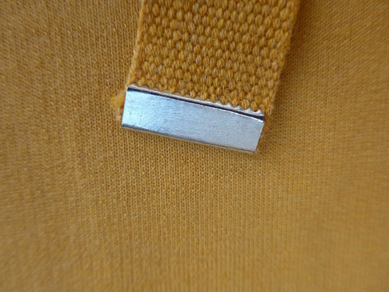 Lässiges Shirt in Senffarben mit Kapuze und Eingrifftaschen