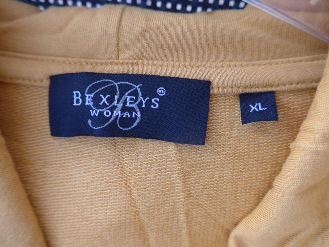 Lässiges Shirt in Senffarben mit Kapuze und Eingrifftaschen