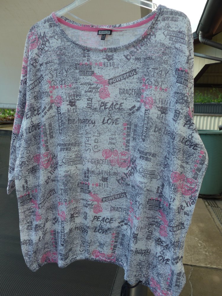 Süßer Feinstrickpulli mit Schriftzug und Muster.