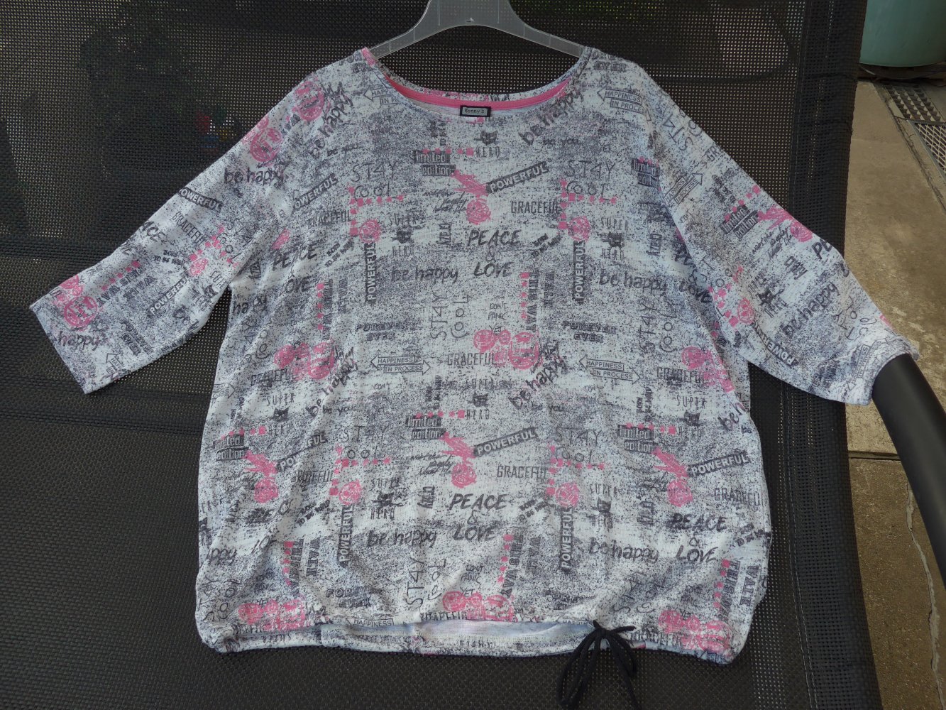 Süßer Feinstrickpulli mit Schriftzug und Muster.