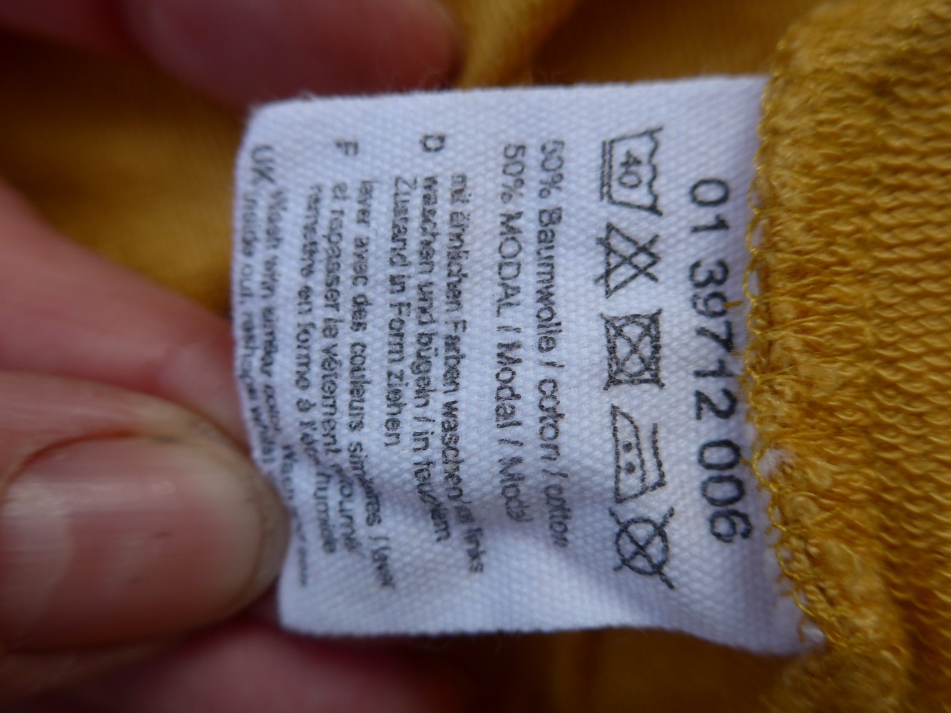 Lässiges Shirt in Senffarben mit Kapuze und Eingrifftaschen