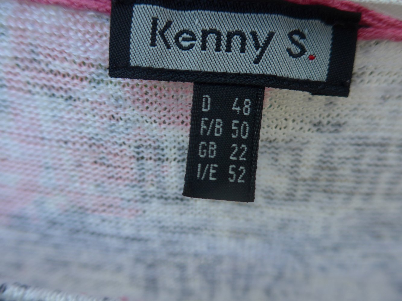 Süßer Feinstrickpulli mit Schriftzug und Muster.