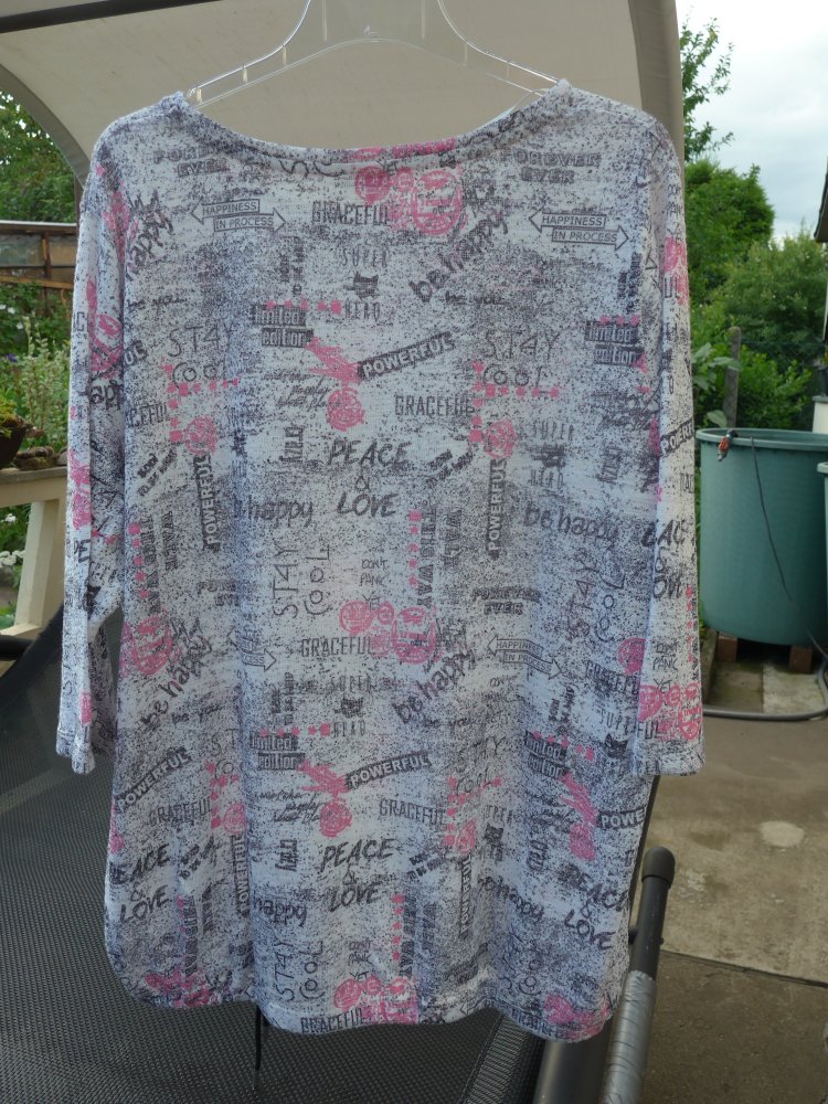 Süßer Feinstrickpulli mit Schriftzug und Muster.