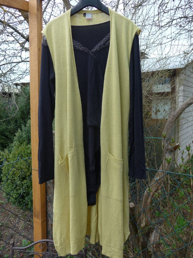 Coole lange Strickweste mit Taschen und langen Schlitzen, in senfgelb von Quiero