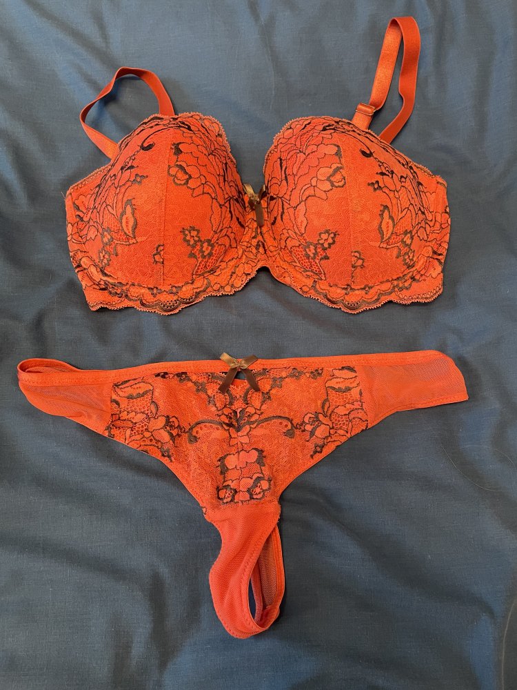 10 BHs plus 8 Strings alles neu 75D 75 E hunkemöller lascana 
