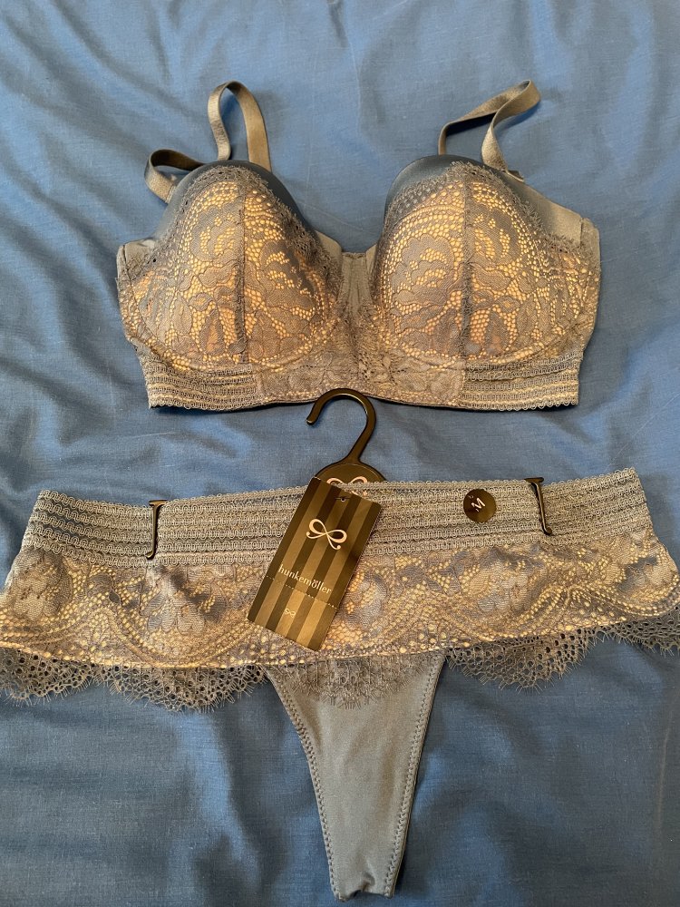 10 BHs plus 8 Strings alles neu 75D 75 E hunkemöller lascana 