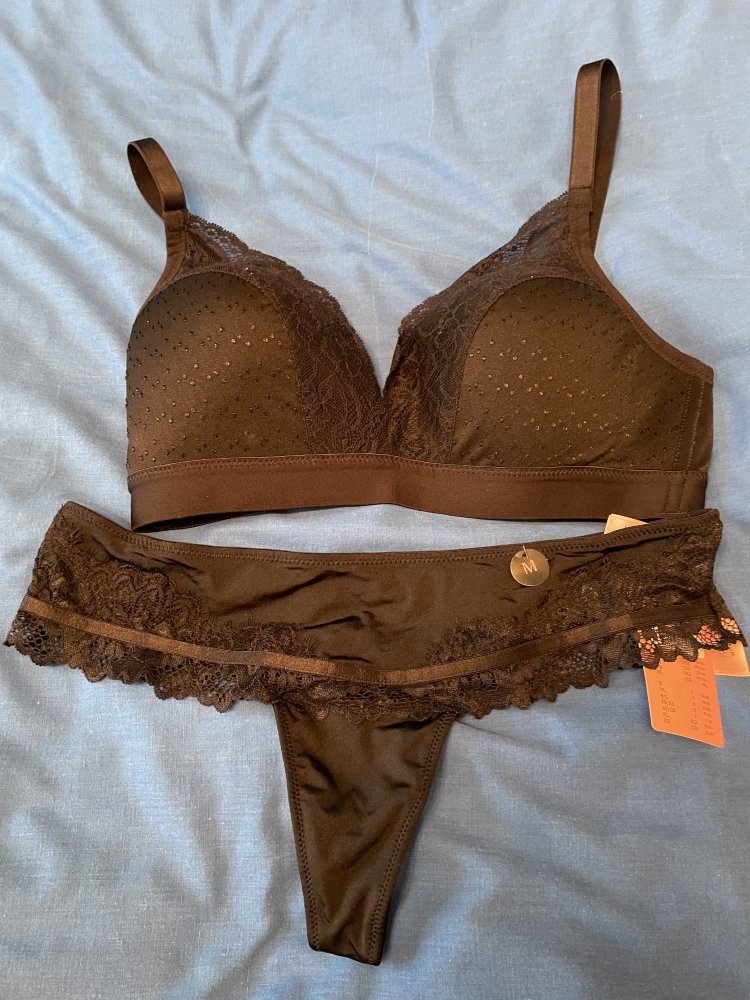 10 BHs plus 8 Strings alles neu 75D 75 E hunkemöller lascana 