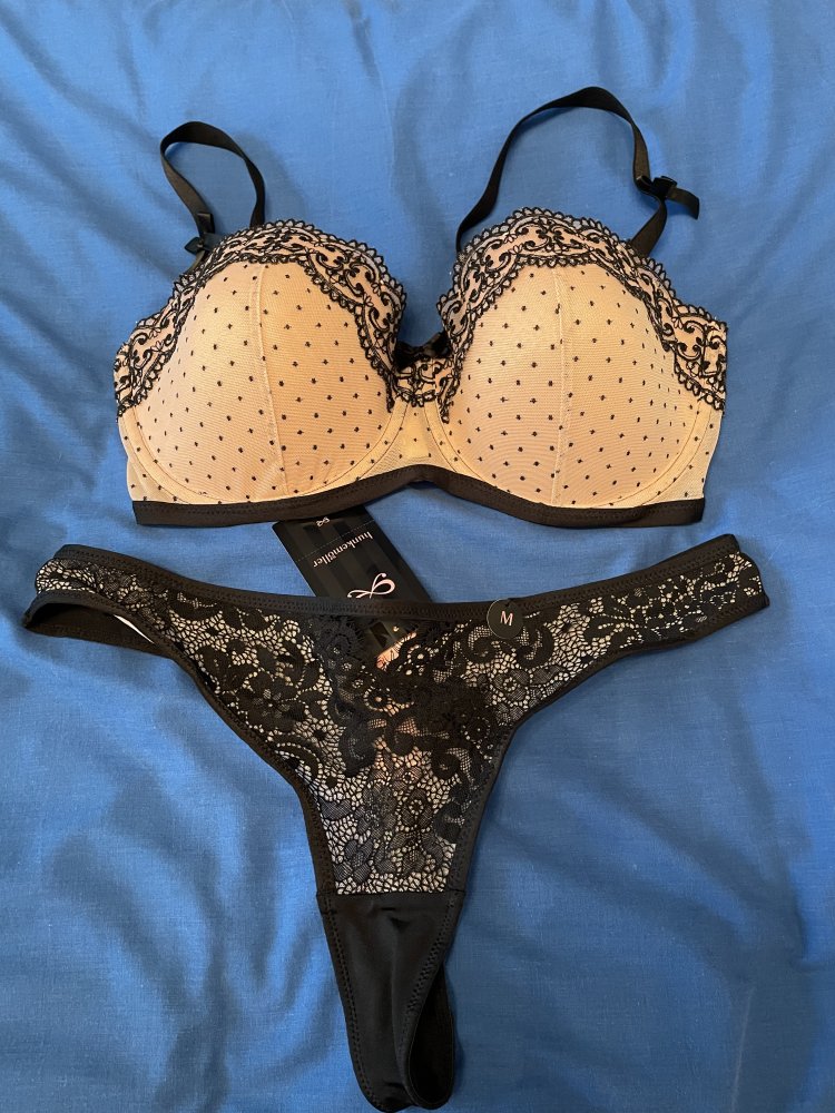 10 BHs plus 8 Strings alles neu 75D 75 E hunkemöller lascana 