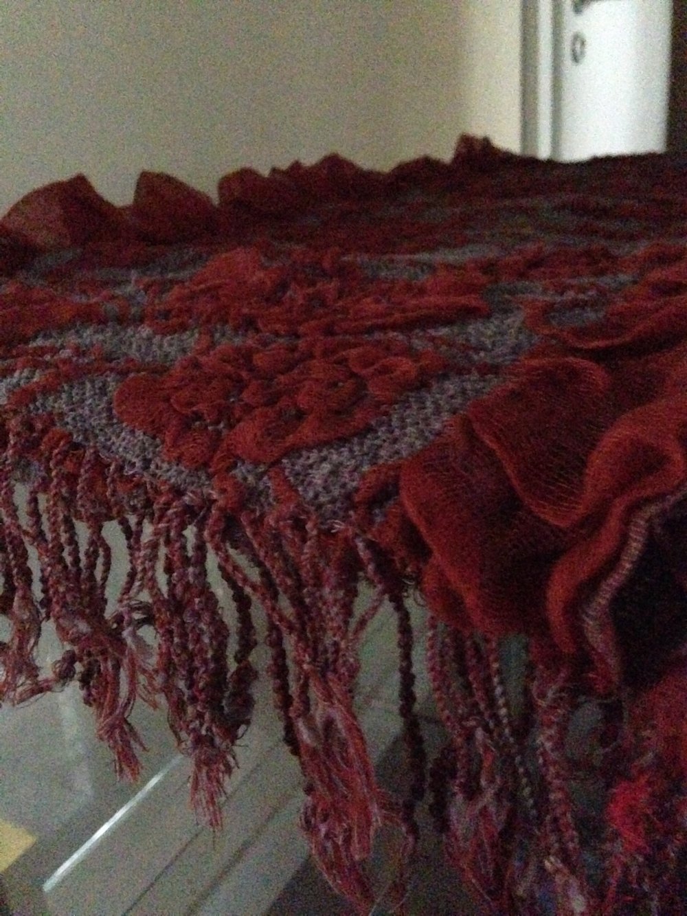 Strukturschal mit Chiffonbesatz am Saum, Bouclé-Schal XL TOP ZUSTAND!