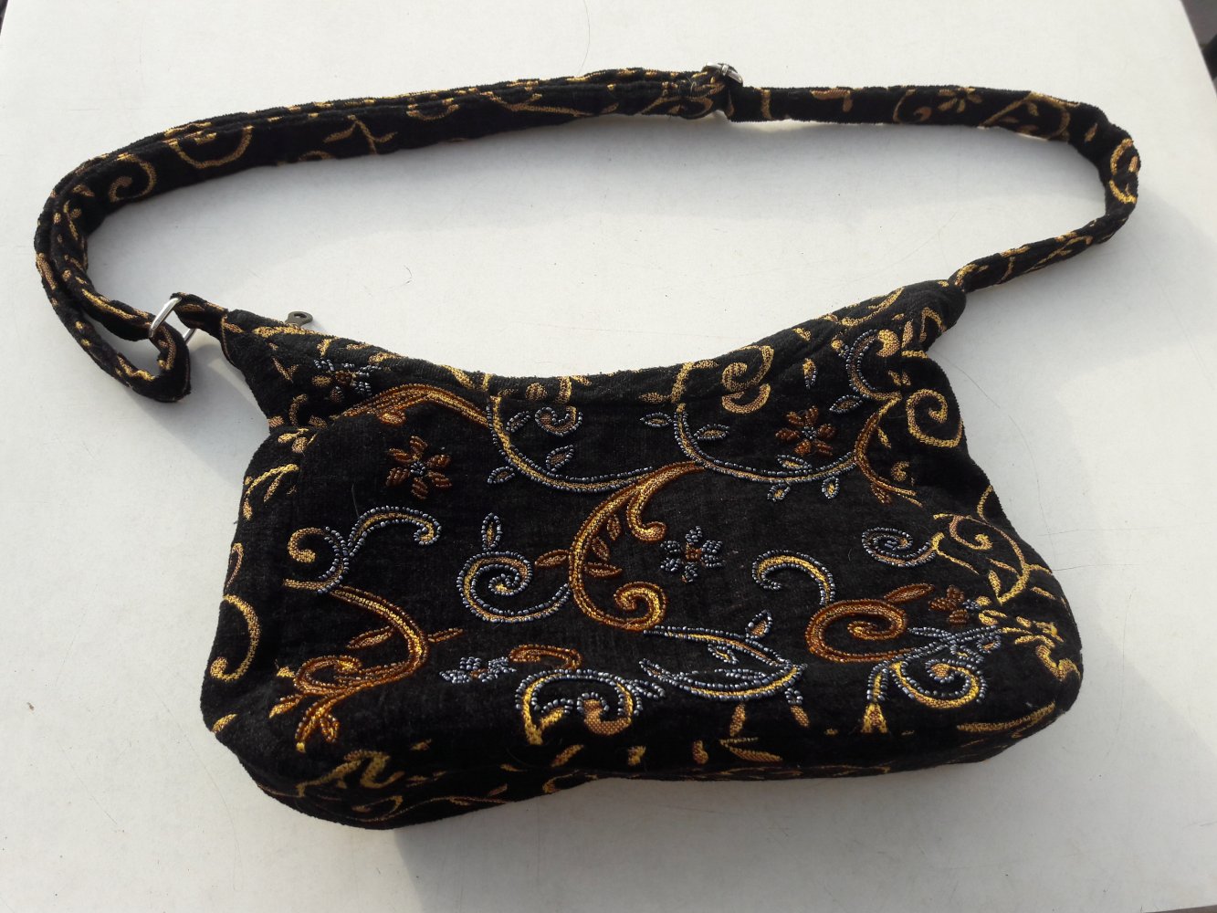 Tasche Samt Schwarz/Gold rundum bestickt vorne mit Perlen