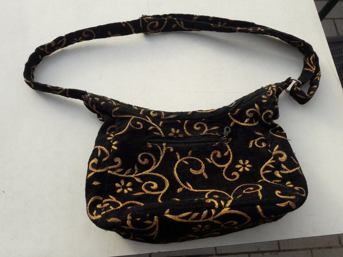 Tasche Samt Schwarz/Gold rundum bestickt vorne mit Perlen