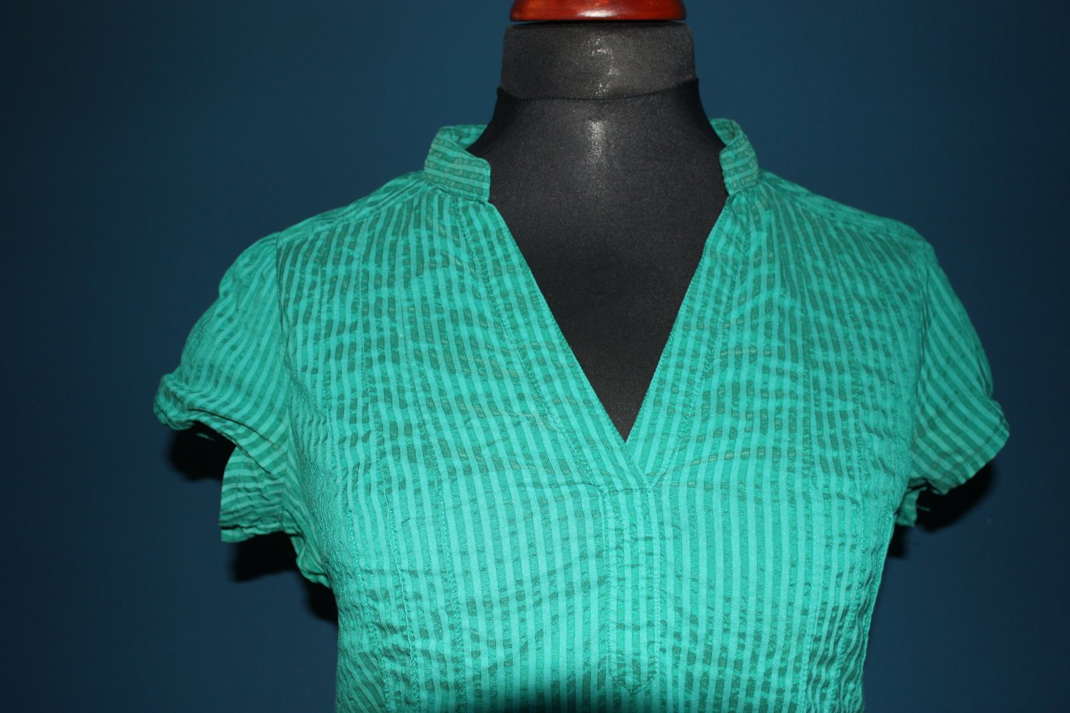 Grün-türkis-blaue Bluse mit V-Ausschnitt