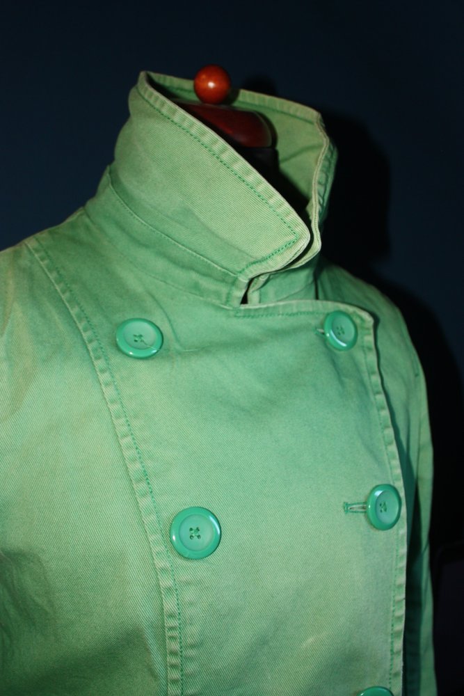 Lässige grüne Jeansjacke