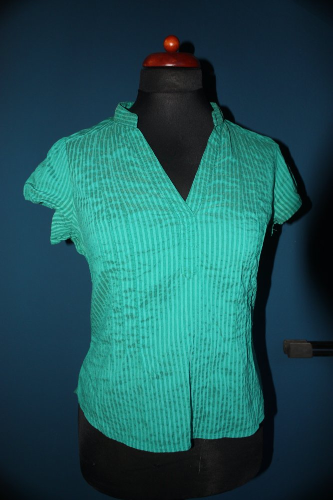 Grün-türkis-blaue Bluse mit V-Ausschnitt