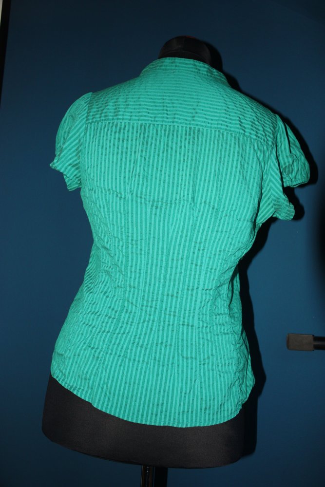 Grün-türkis-blaue Bluse mit V-Ausschnitt