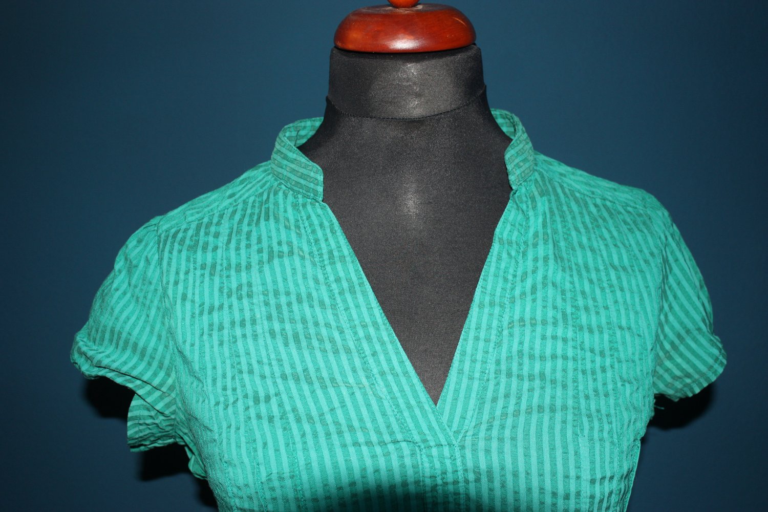 Grün-türkis-blaue Bluse mit V-Ausschnitt