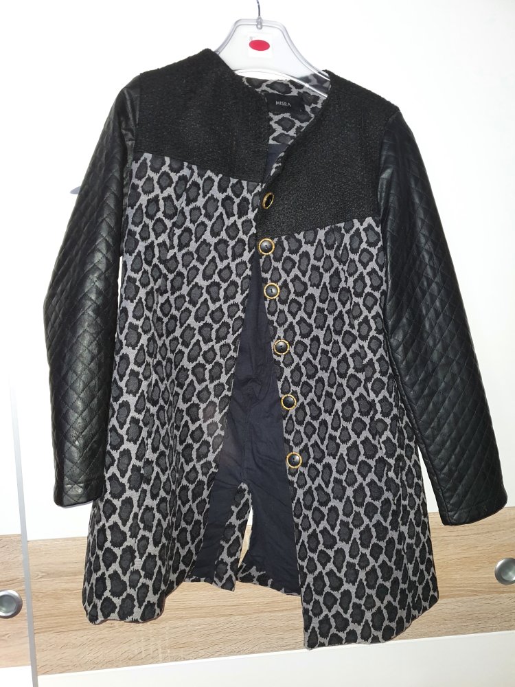 Leo Print Mantel
