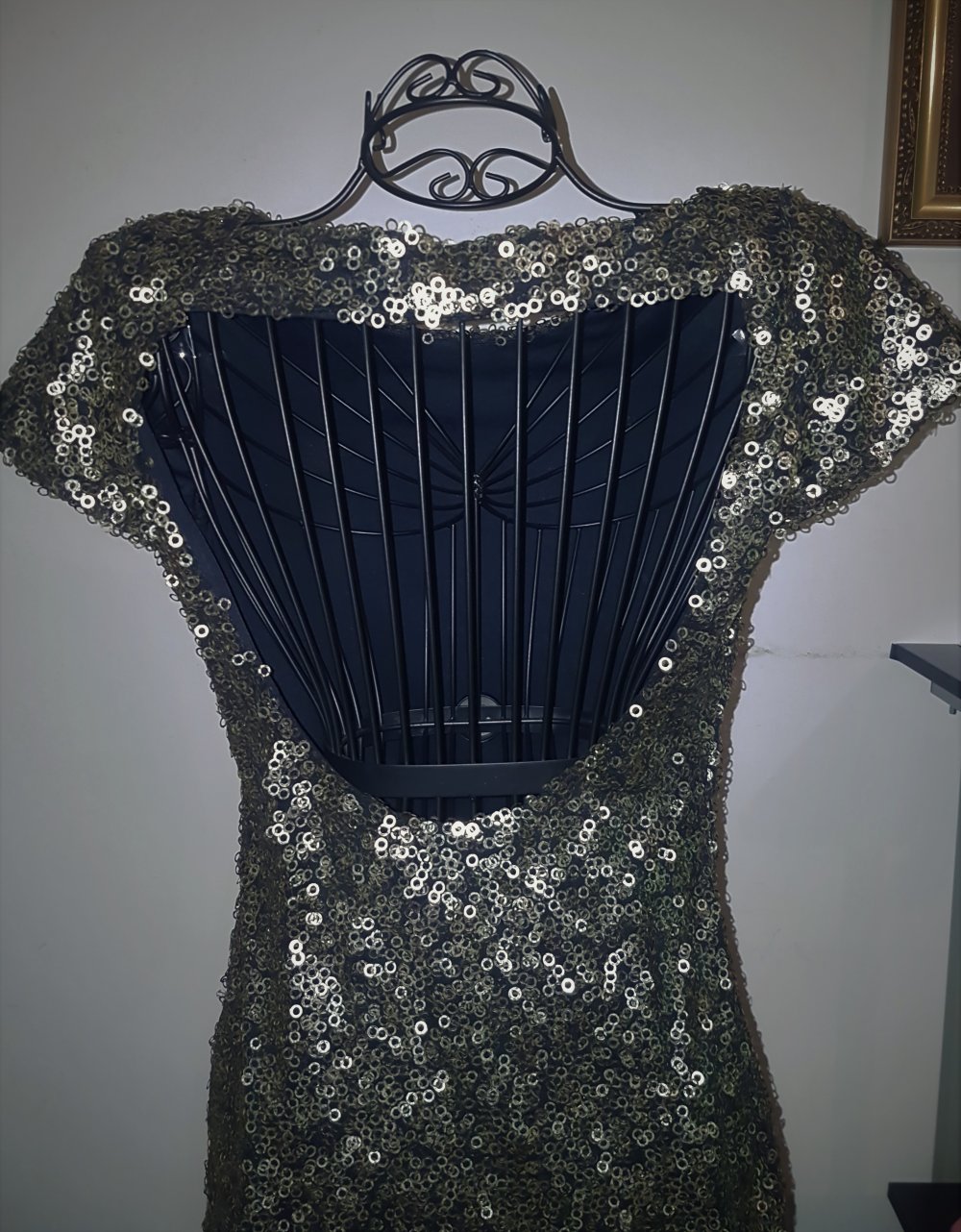 Schwarzes Kleid mit goldenen Pailletten
