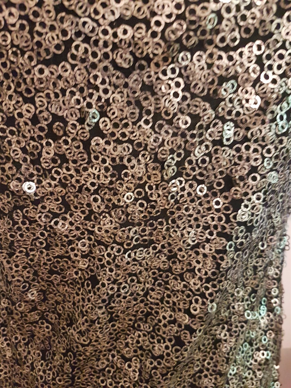 Schwarzes Kleid mit goldenen Pailletten