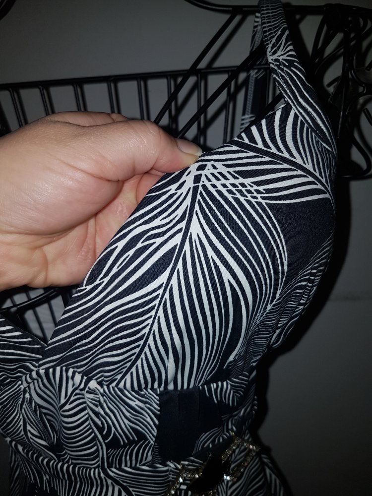 Sexy Kleid mit Schulterträgern (schöne Brosche)