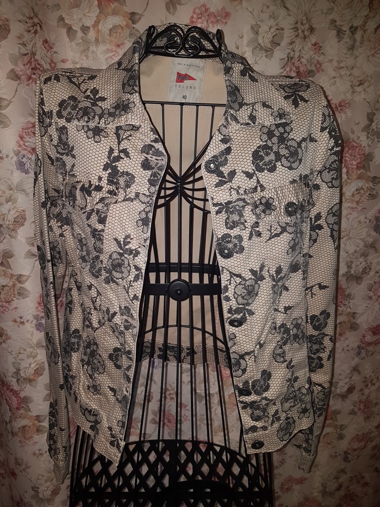 Jeansjacke im blumige-Print in den Trendfarben