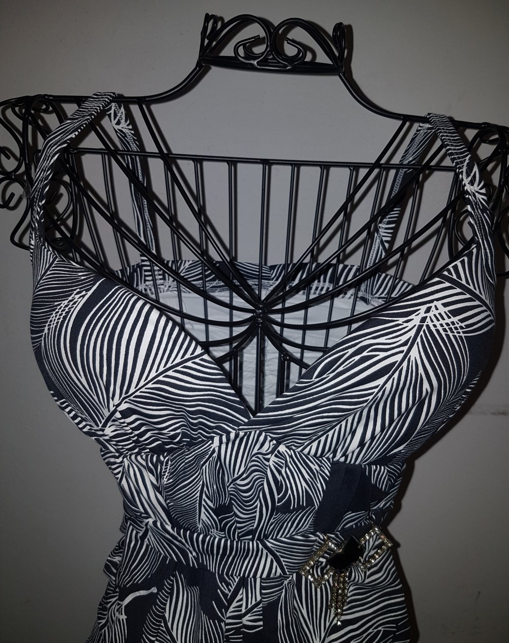 Sexy Kleid mit Schulterträgern (schöne Brosche)