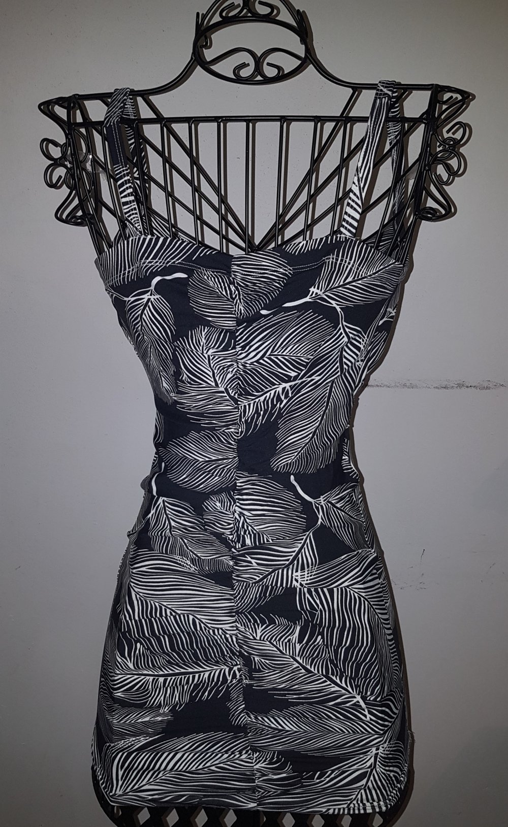 Sexy Kleid mit Schulterträgern (schöne Brosche)