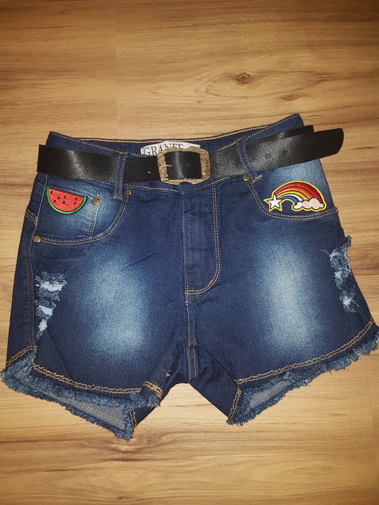 Schöner Short mit Gürtel