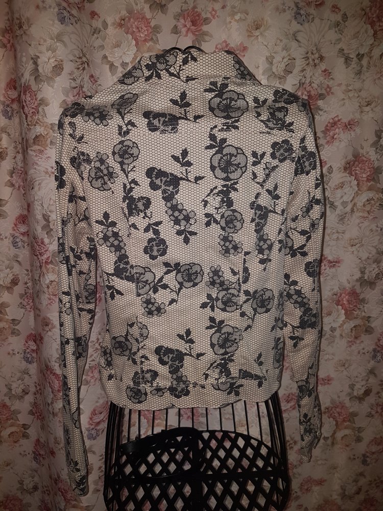 Jeansjacke im blumige-Print in den Trendfarben