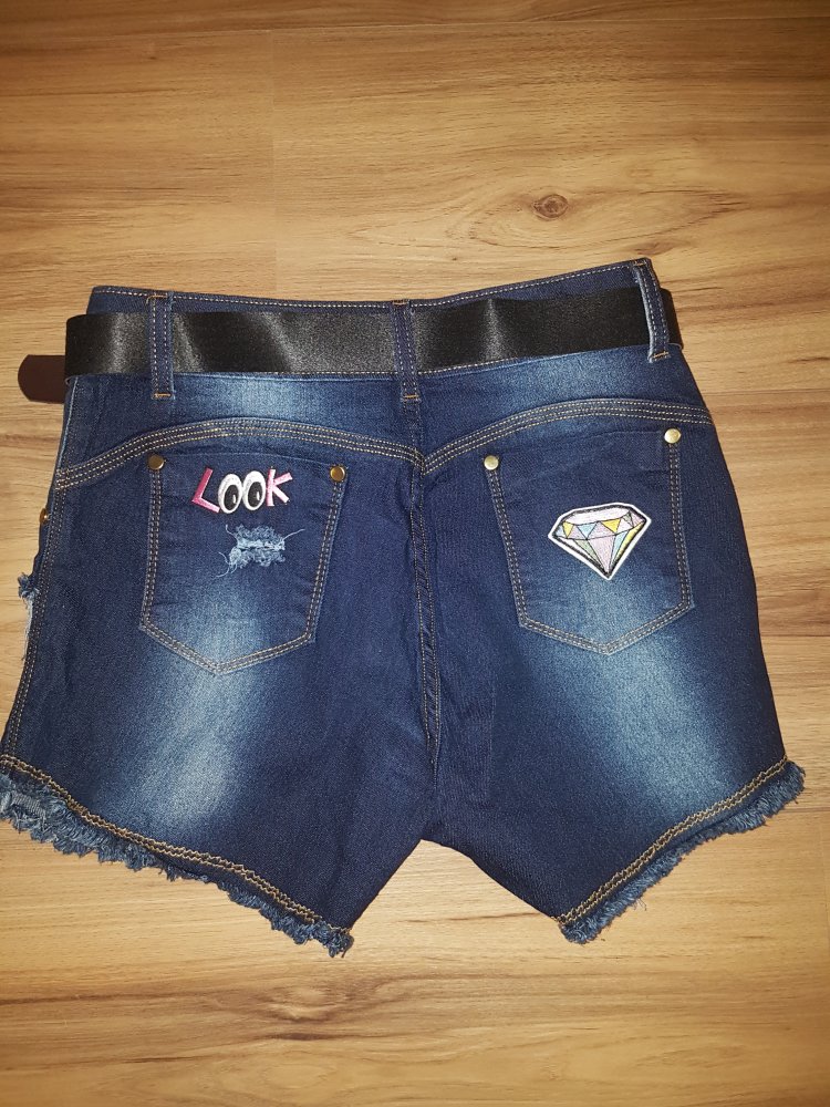 Schöner Short mit Gürtel