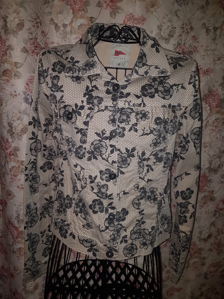 Jeansjacke im blumige-Print in den Trendfarben