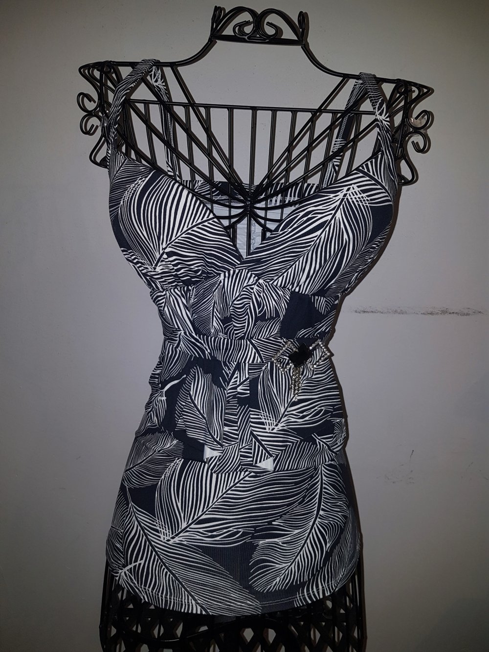 Sexy Kleid mit Schulterträgern (schöne Brosche)