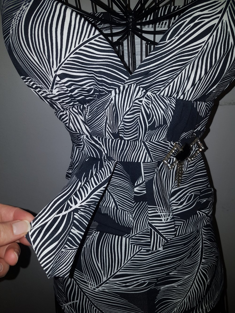 Sexy Kleid mit Schulterträgern (schöne Brosche)