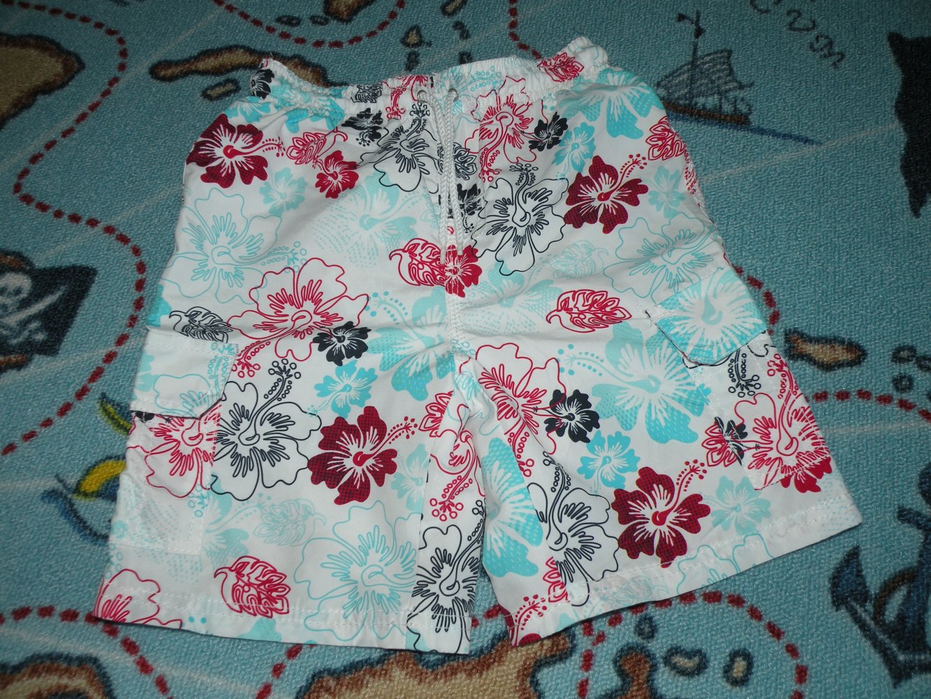 Jungen Schwimm Shorts Bermuda Badehose Gr 110 top Zustand kurze Hose Hibiskus