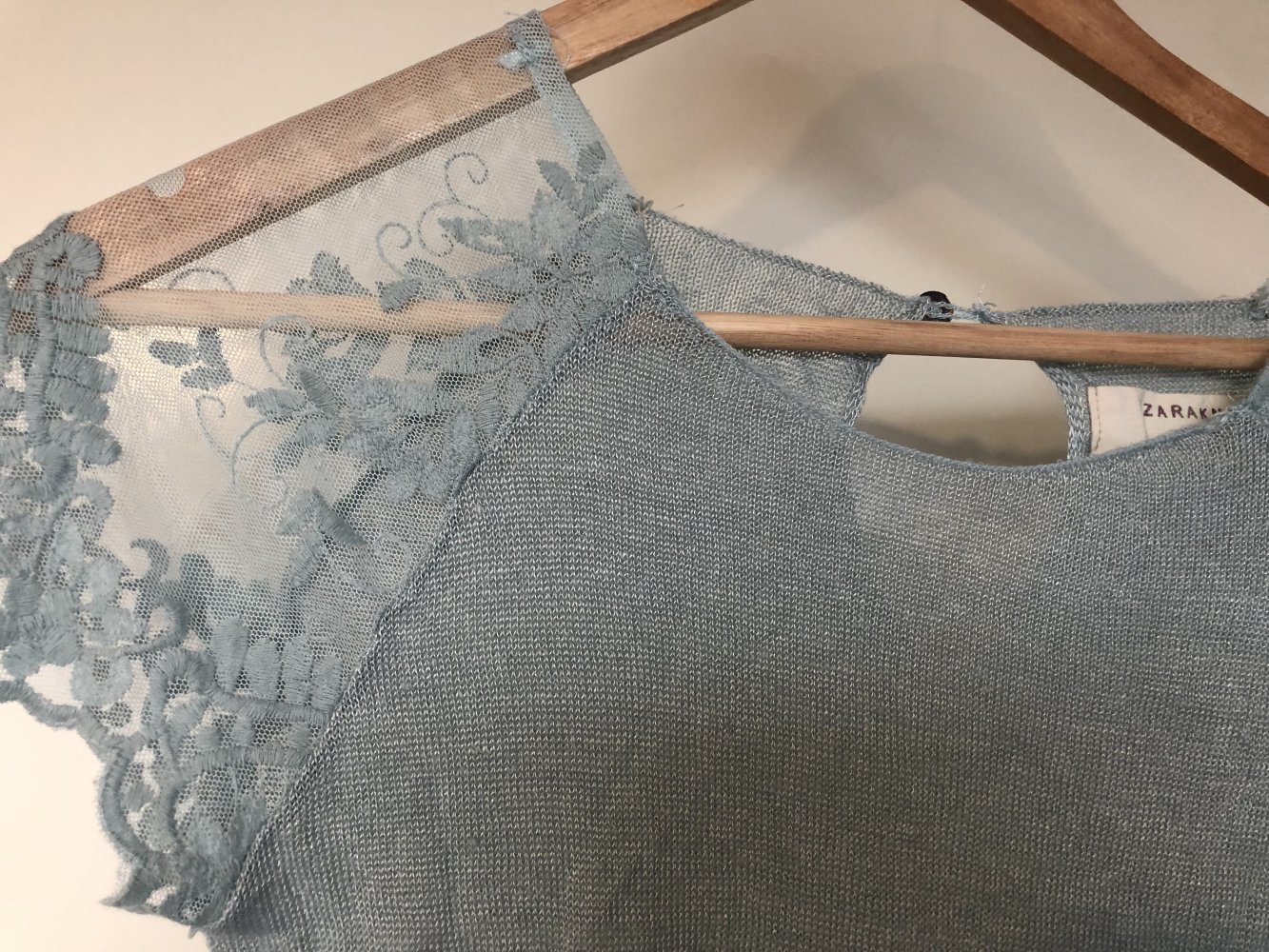 Zartes Strick Shirt, Top von ZARA in hellblau, türkis, eisblau mit Spitze