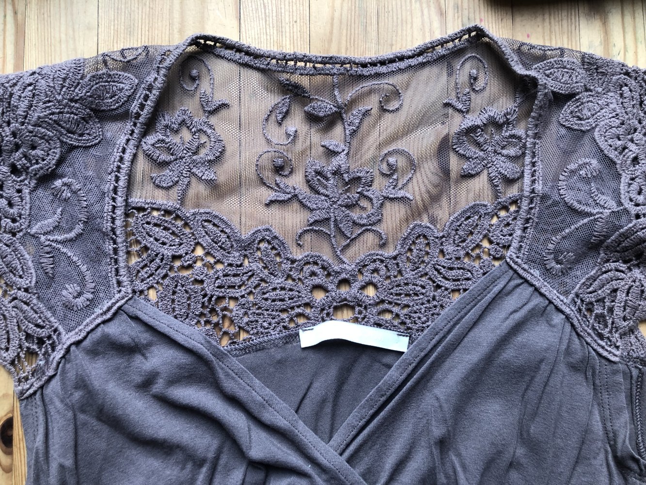 Bluse Short Top mit Spitze in Schlammfarben, braun