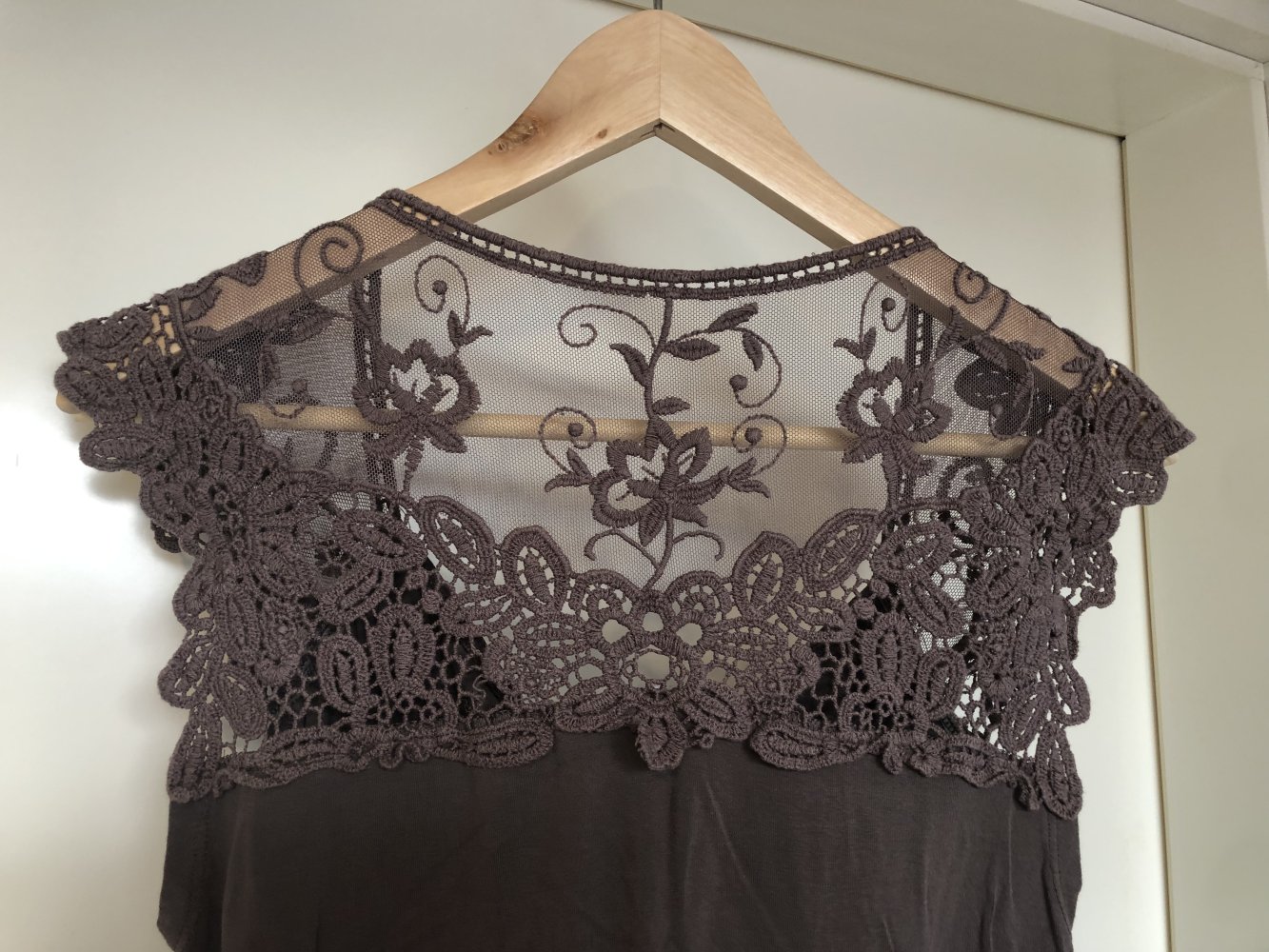 Bluse Short Top mit Spitze in Schlammfarben, braun
