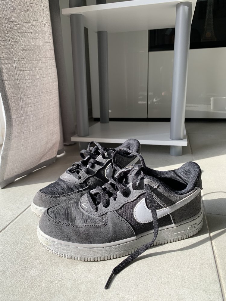 Sneaker von Nike in grau - Größe 35 - Zustand: sehr gut!