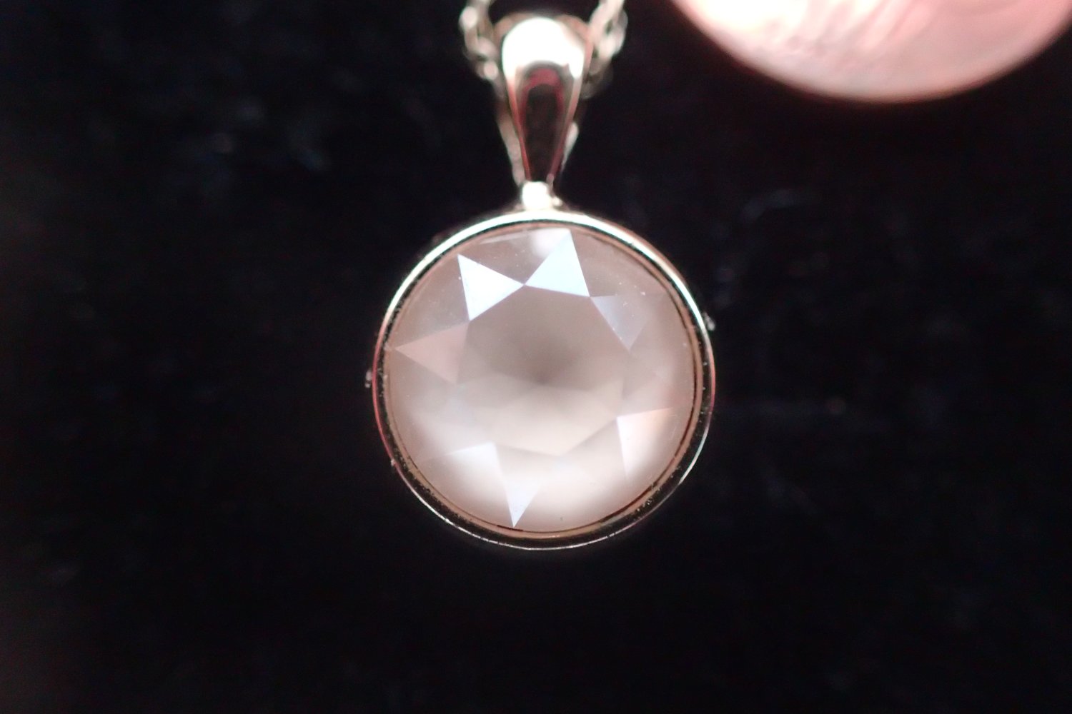 vergoldete Kette mit milchigem Stein