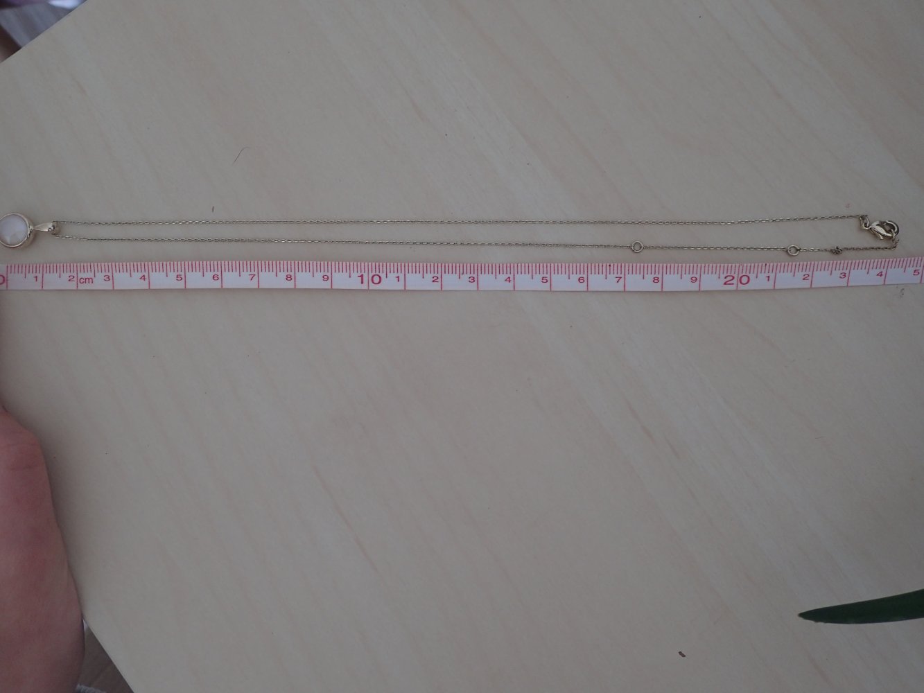 vergoldete Kette mit milchigem Stein