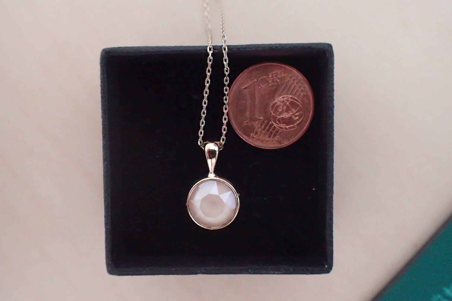 vergoldete Kette mit milchigem Stein