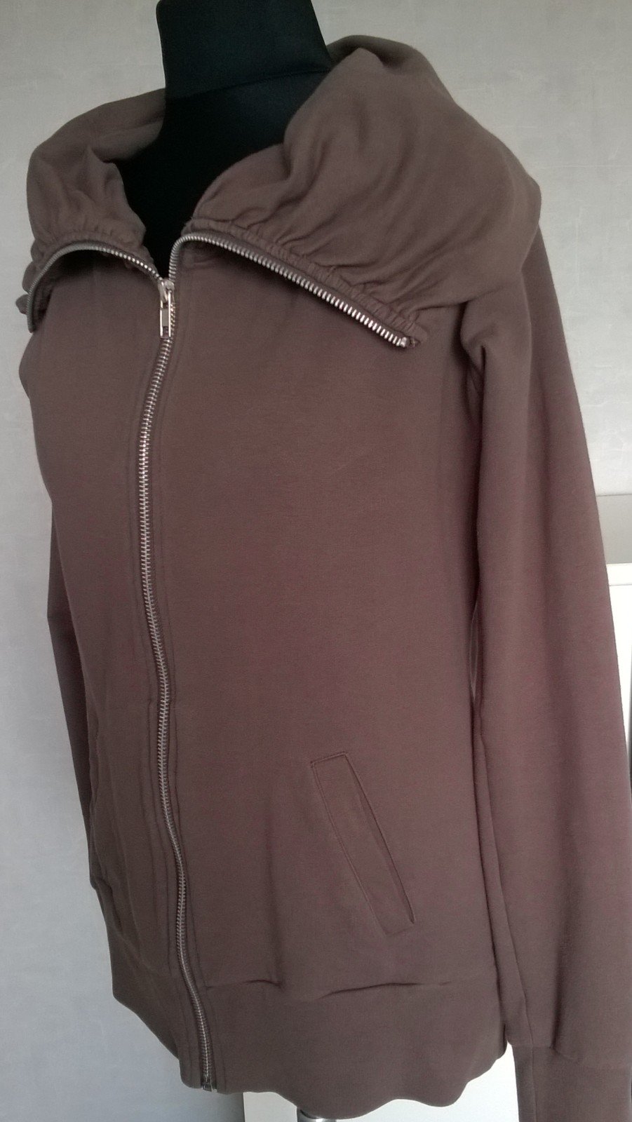 Sweatjacke mit großem Kragen Jacke Pulli taupe hellbraun Gr. S Amisu
