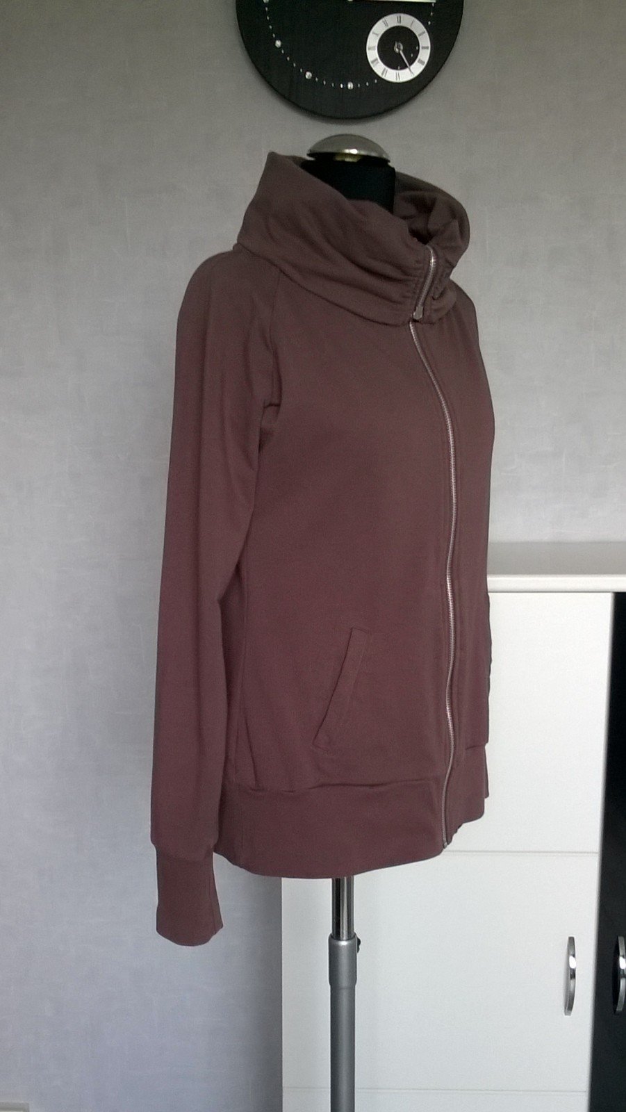 Sweatjacke mit großem Kragen Jacke Pulli taupe hellbraun Gr. S Amisu