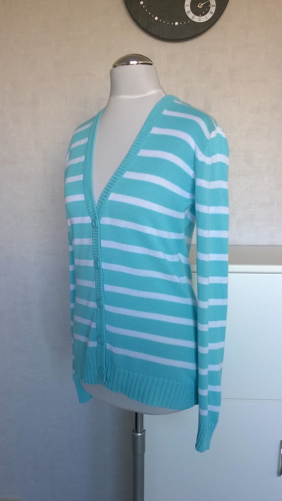 Strickjacke Cardigan Jacke Feinstrick Langarm hellblau weiß Streifen Gr. 36 Outfit Fashion